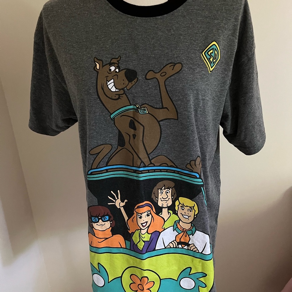 Novelty Bright and Fun Scooby Doo and Gang Size L Tee Like New